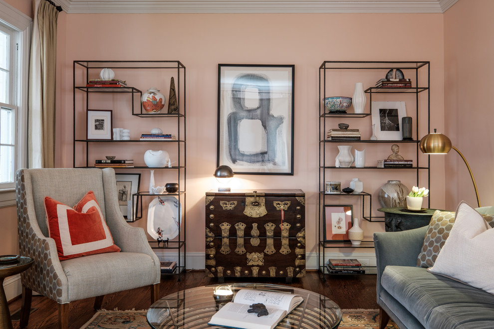 Inspiration för ett litet eklektiskt separat vardagsrum, med ett finrum, rosa väggar, mellanmörkt trägolv, en standard öppen spis, en spiselkrans i trä och flerfärgat golv