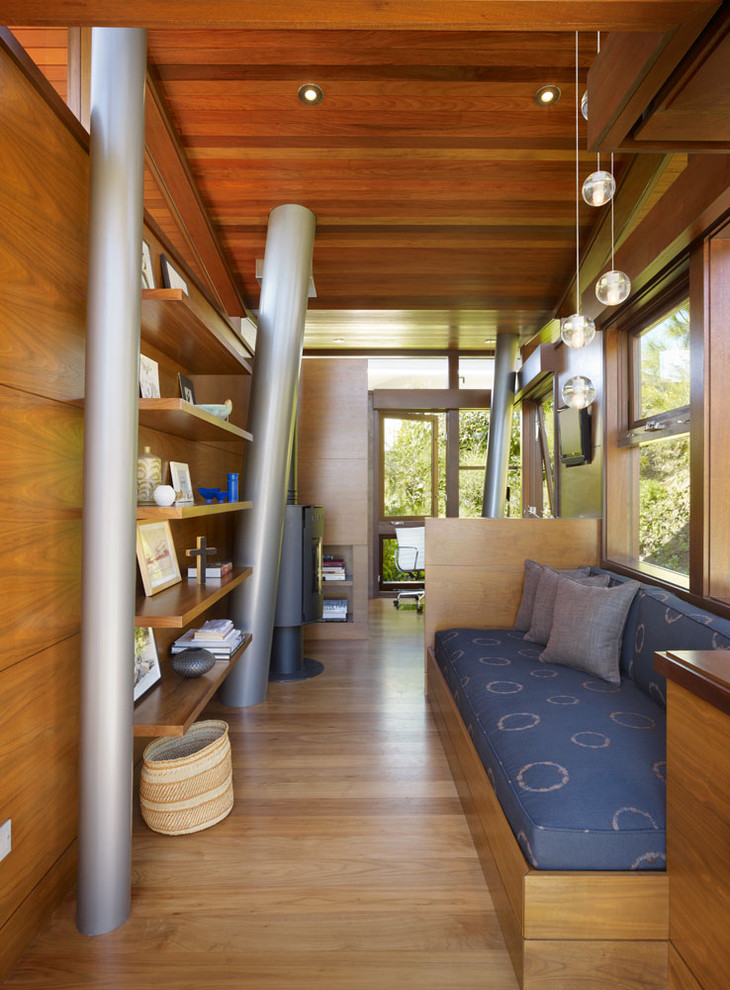 Diseño de salón moderno pequeño con suelo de madera en tonos medios