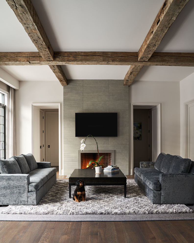 Foto de salón contemporáneo con paredes blancas, suelo de madera en tonos medios, todas las chimeneas, marco de chimenea de baldosas y/o azulejos, televisor colgado en la pared y suelo marrón