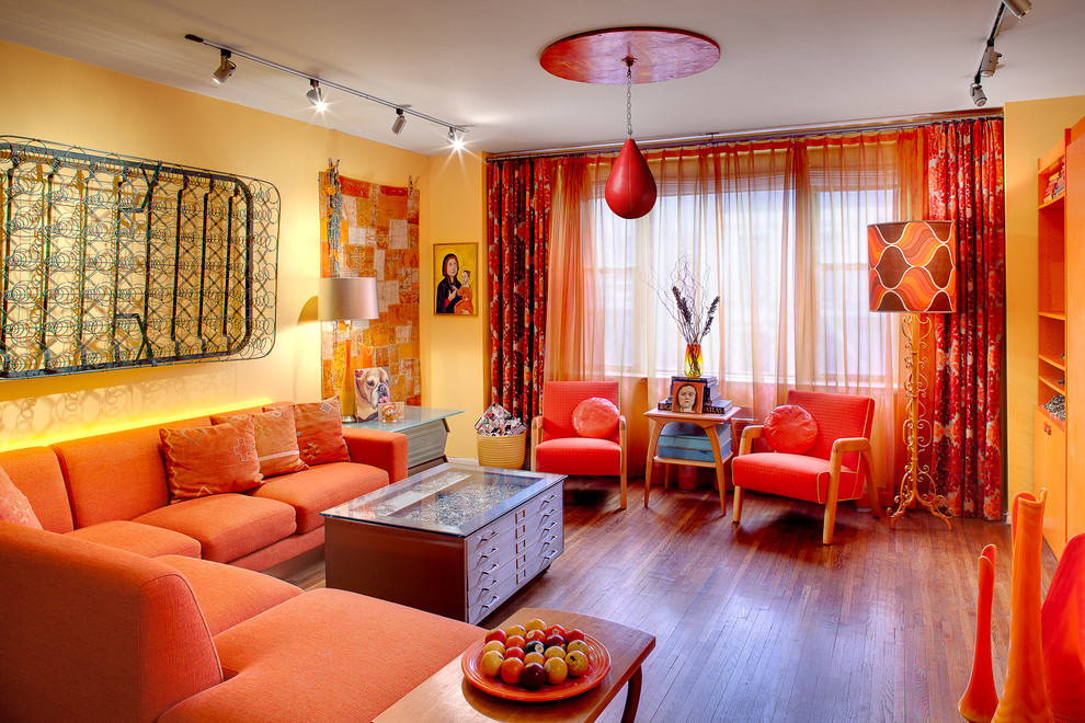 Свежая идея для дизайна: открытая гостиная комната среднего размера в стиле фьюжн с желтыми стенами и паркетным полом среднего тона без камина - отличное фото интерьера