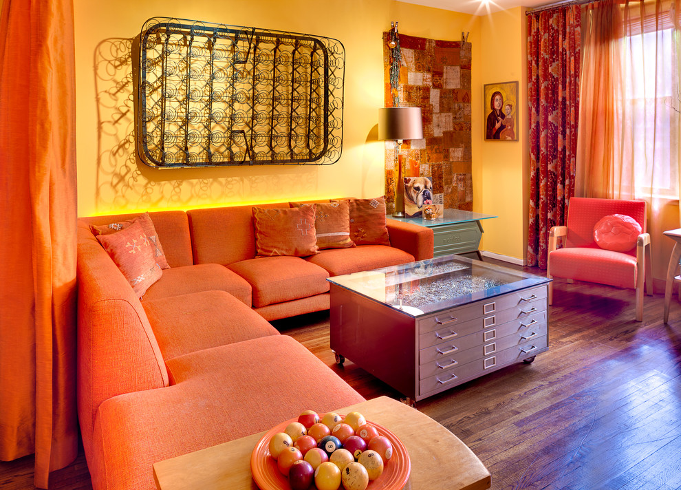 Idee per un soggiorno boho chic di medie dimensioni e aperto con pareti gialle e pavimento in legno massello medio