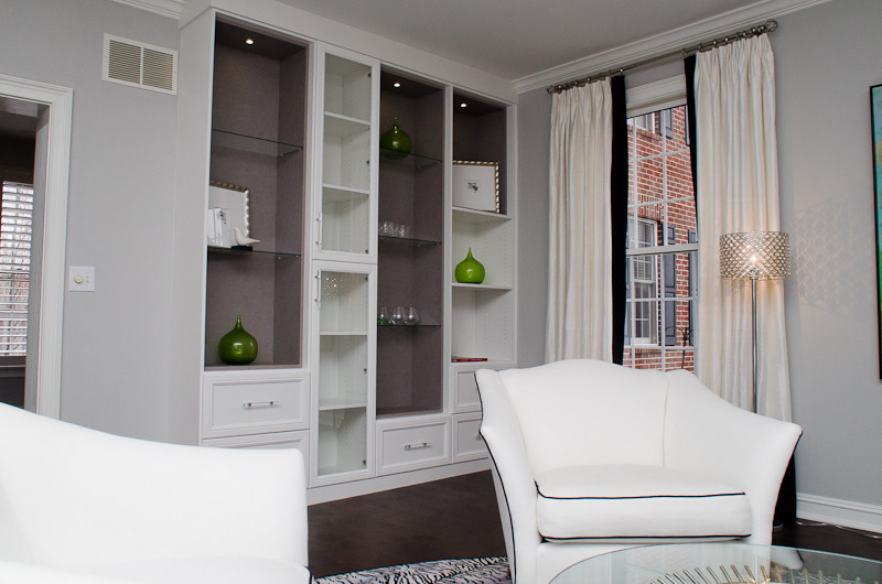 Пример оригинального дизайна: парадная, открытая гостиная комната среднего размера в стиле неоклассика (современная классика) с серыми стенами и темным паркетным полом без камина, телевизора