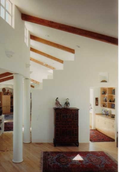 Foto de salón actual con paredes blancas y suelo de madera clara
