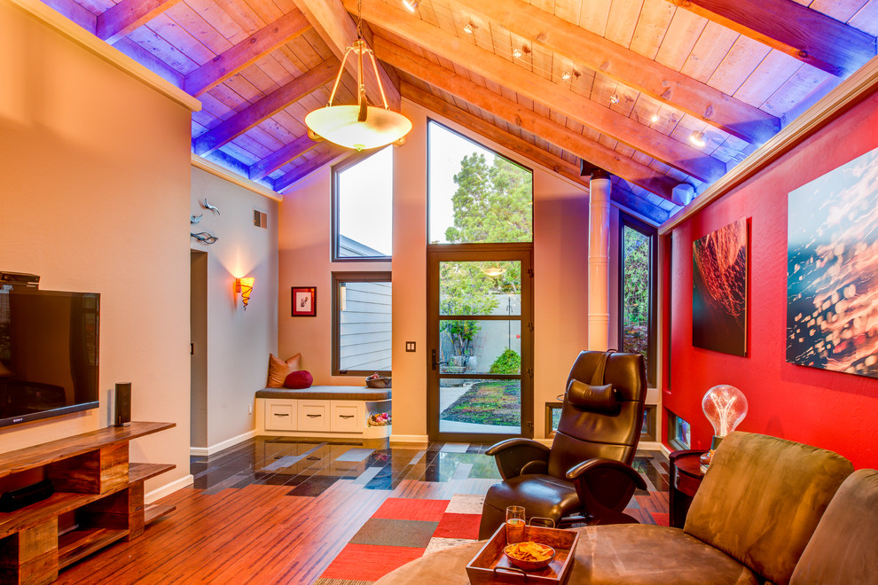 Пример оригинального дизайна: открытая гостиная комната среднего размера в стиле фьюжн с красными стенами, пробковым полом, двусторонним камином и телевизором на стене