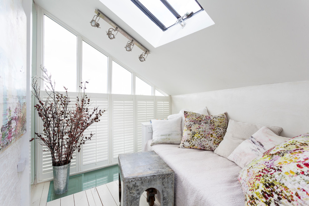 Свежая идея для дизайна: маленькая гостиная комната в стиле шебби-шик с белыми стенами и деревянным полом для на участке и в саду - отличное фото интерьера