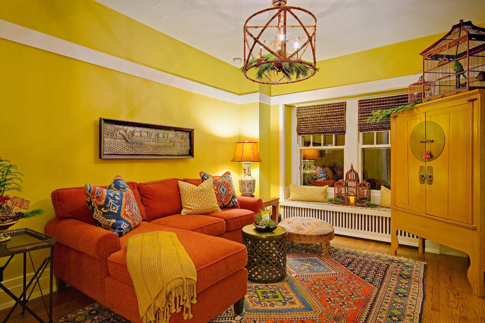 Stilmix Wohnzimmer mit gelber Wandfarbe und hellem Holzboden in Chicago