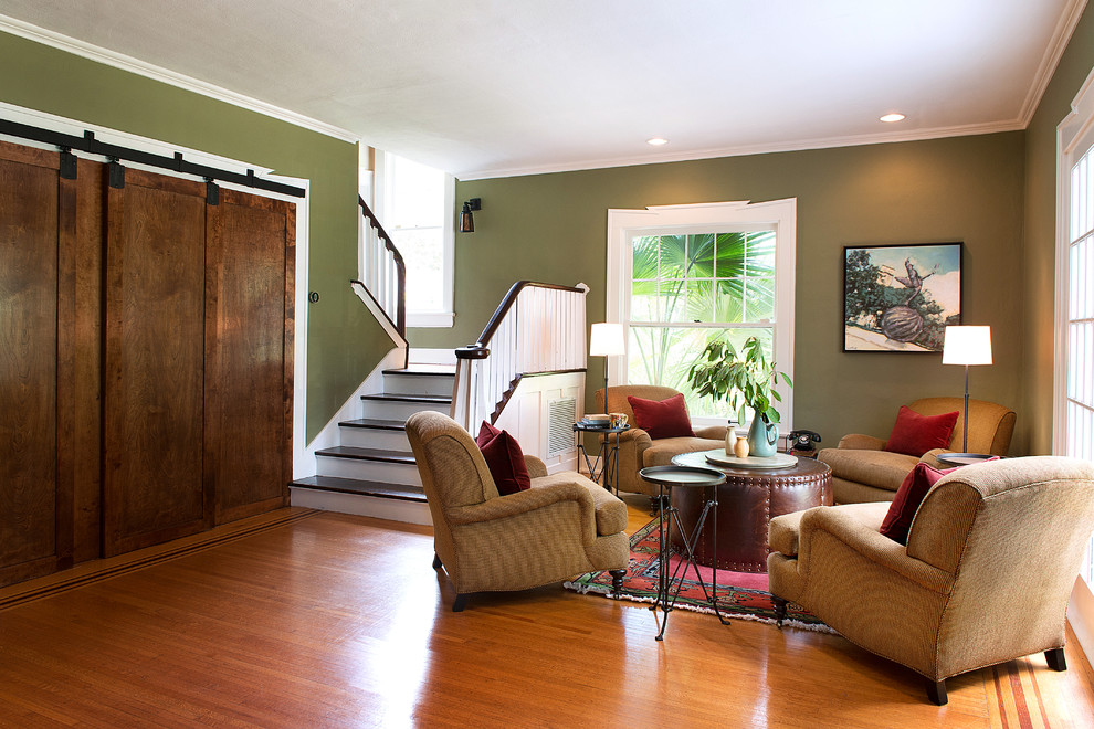 Idee per un soggiorno stile americano con sala formale, pareti verdi e pavimento in legno massello medio