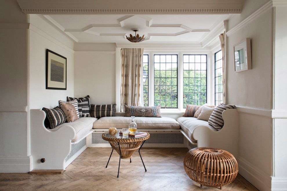 Foto di un soggiorno tradizionale con sala formale, pareti bianche, parquet chiaro, nessuna TV e pavimento beige