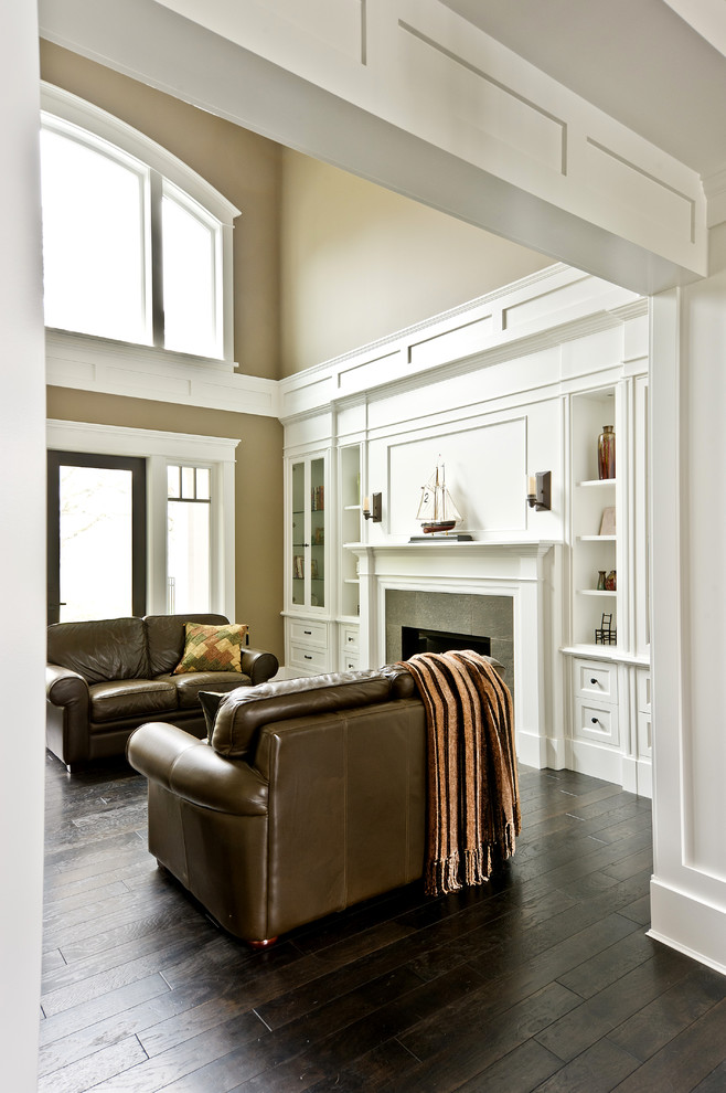 Foto di un soggiorno classico di medie dimensioni e chiuso con sala formale, pareti beige, parquet scuro e camino classico