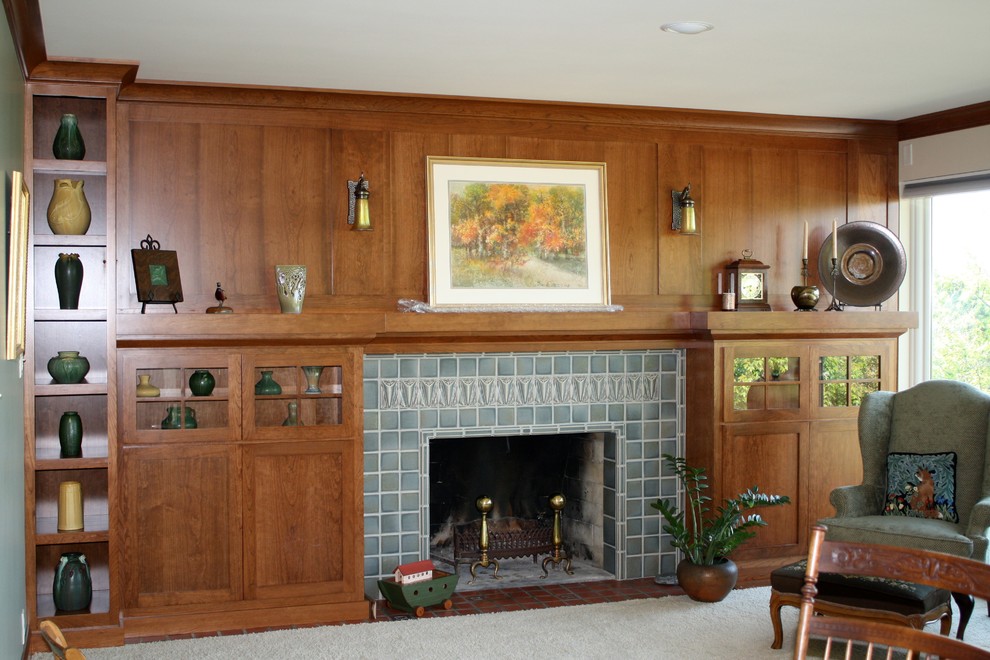 Rustikales Wohnzimmer mit grauer Wandfarbe, Teppichboden, Kamin, Kaminumrandung aus Holz und weißem Boden in Sonstige