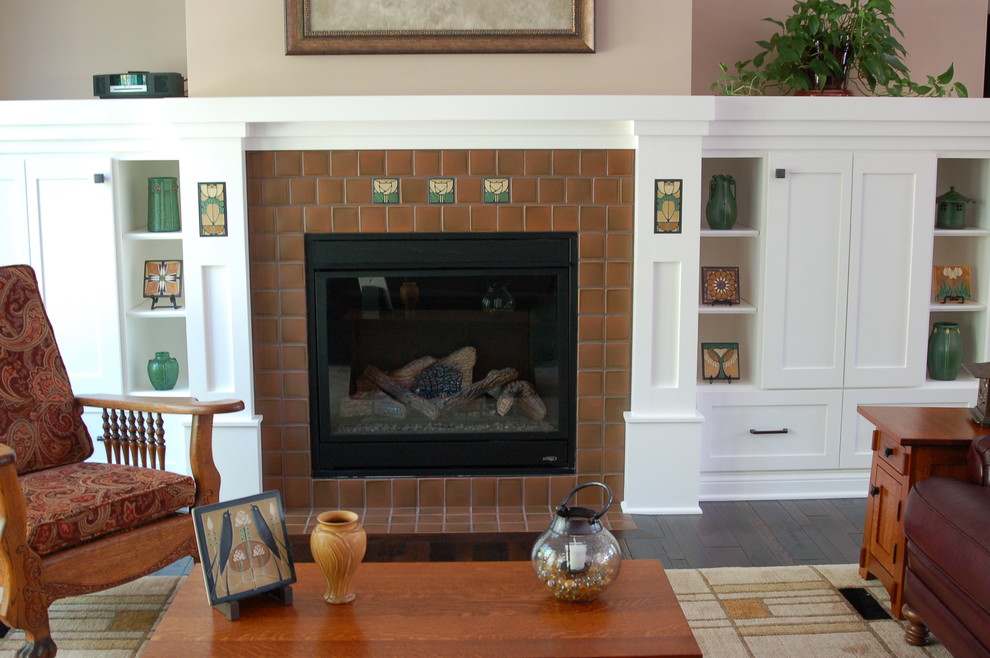 Cette image montre un salon craftsman avec un mur beige, parquet foncé, une cheminée standard, un manteau de cheminée en bois et un sol marron.