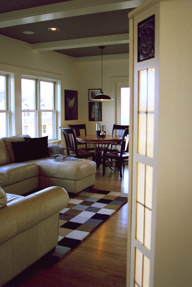 Foto di un grande soggiorno stile americano chiuso con pareti grigie, pavimento in bambù, TV nascosta e pavimento marrone