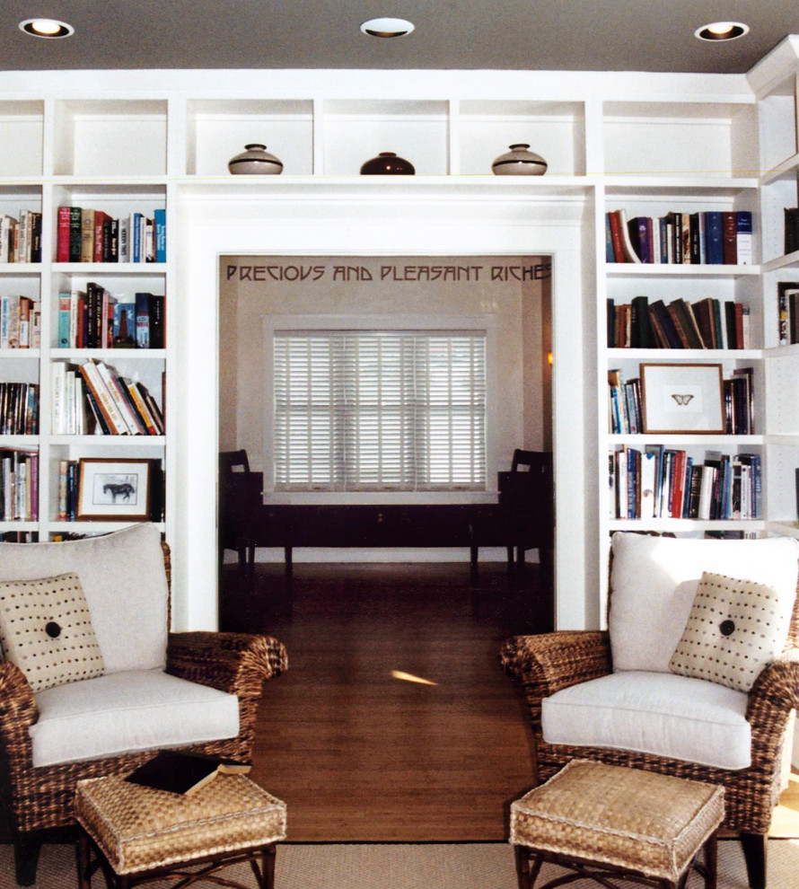 Immagine di un grande soggiorno stile americano chiuso con pareti bianche, pavimento in bambù, parete attrezzata e pavimento marrone