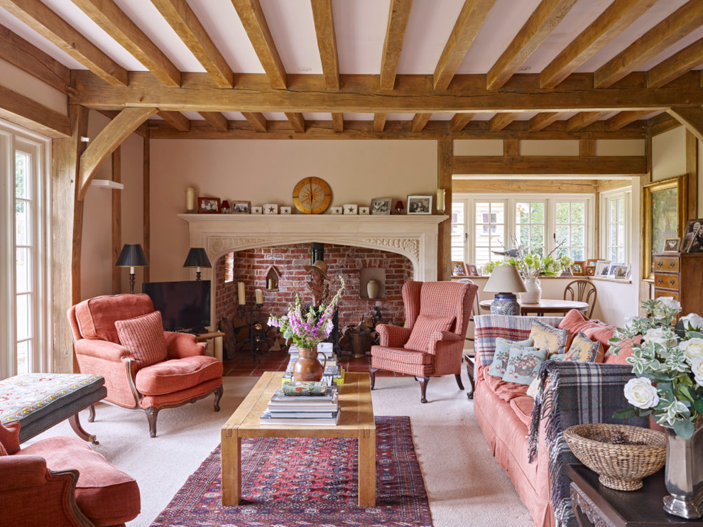 Foto di un soggiorno stile rurale di medie dimensioni con pareti beige, moquette e pavimento bianco