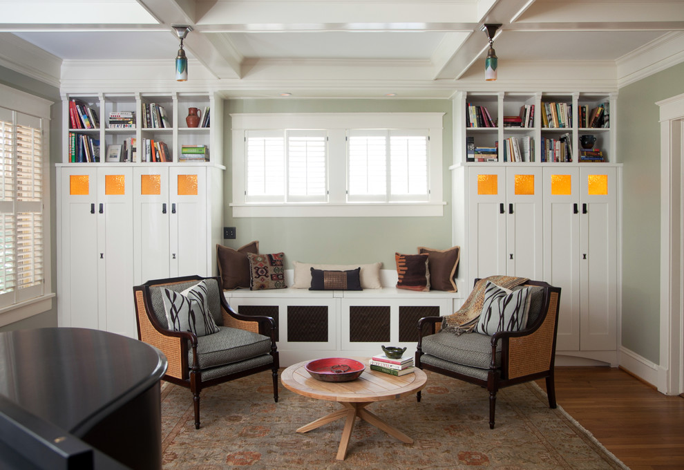 На фото: гостиная комната в стиле фьюжн с музыкальной комнатой, зелеными стенами и ковром на полу с