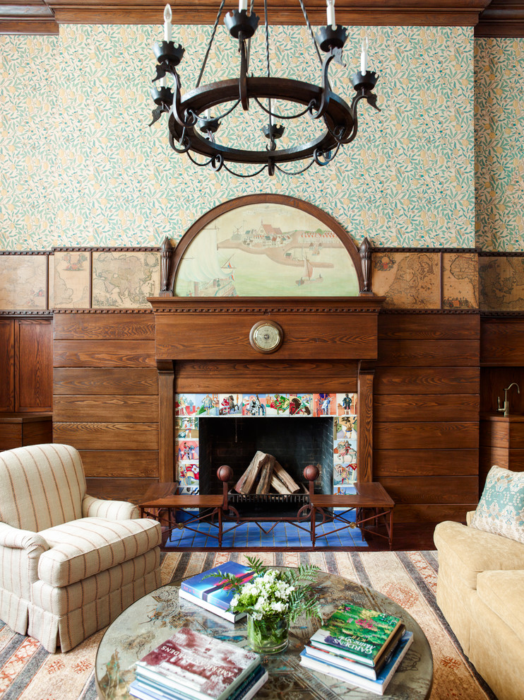 Idee per un soggiorno american style con pareti multicolore, camino classico e tappeto