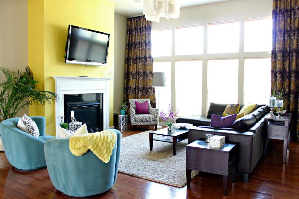 На фото: открытая гостиная комната среднего размера в стиле фьюжн с бежевыми стенами, паркетным полом среднего тона, стандартным камином и фасадом камина из дерева с