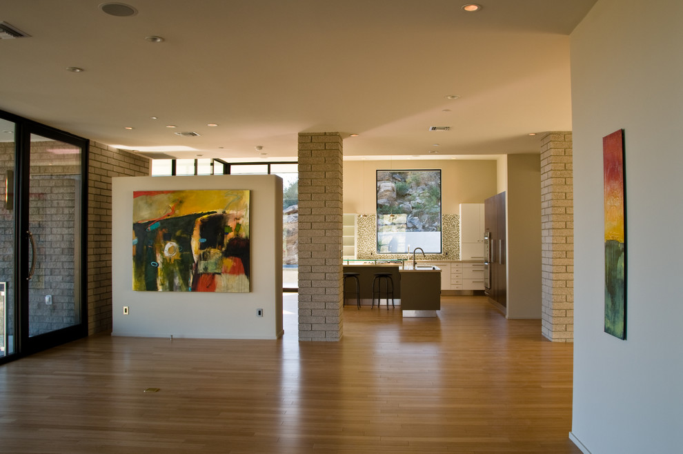 Esempio di un grande soggiorno moderno chiuso con pavimento in legno massello medio e nessuna TV