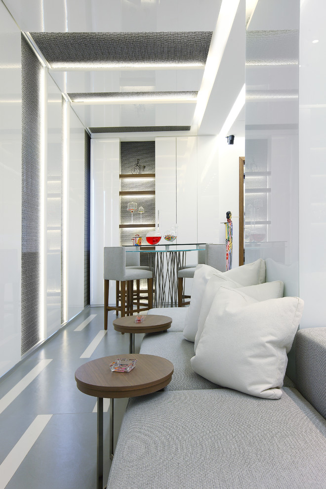 Fernseherloses Modernes Wohnzimmer mit weißer Wandfarbe in Sonstige
