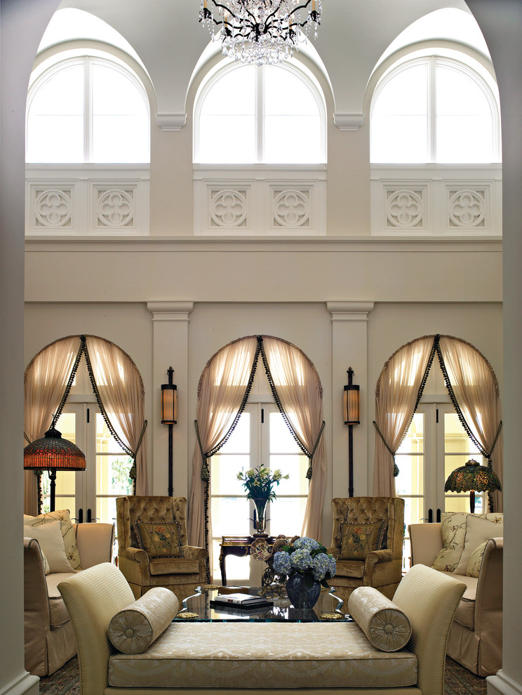 Стильный дизайн: парадная, изолированная гостиная комната в средиземноморском стиле с белыми стенами и красивыми шторами - последний тренд