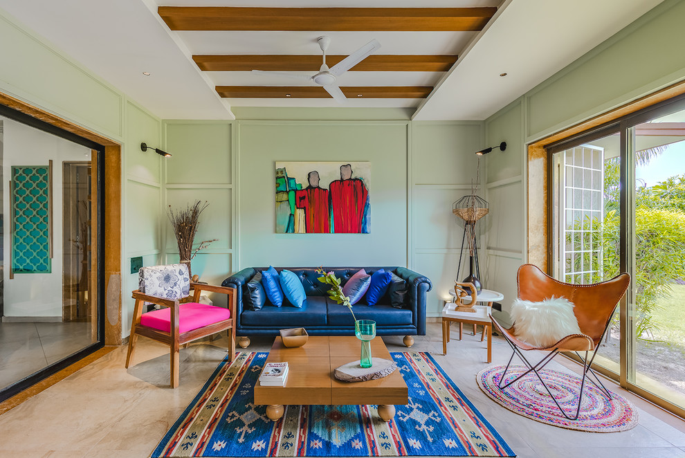 Immagine di un soggiorno etnico con pareti verdi e pavimento beige