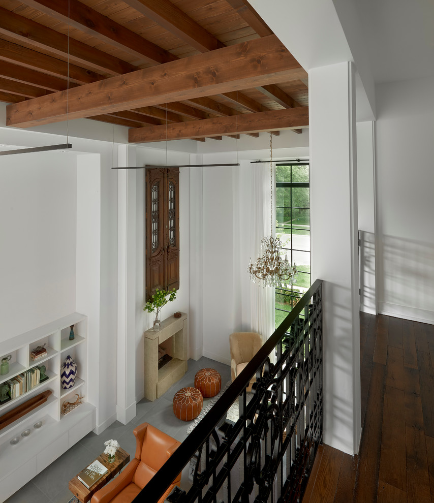 Esempio di un soggiorno boho chic stile loft con pareti bianche, camino classico e cornice del camino in pietra