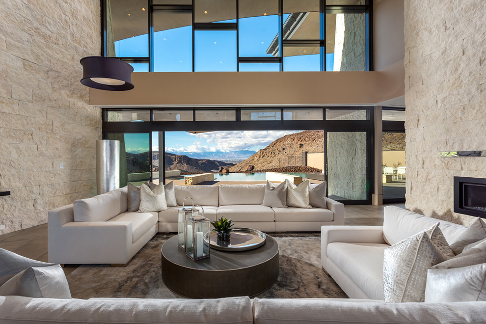 Repräsentatives, Fernseherloses, Offenes Modernes Wohnzimmer mit beiger Wandfarbe, Gaskamin und Steinwänden in Phoenix