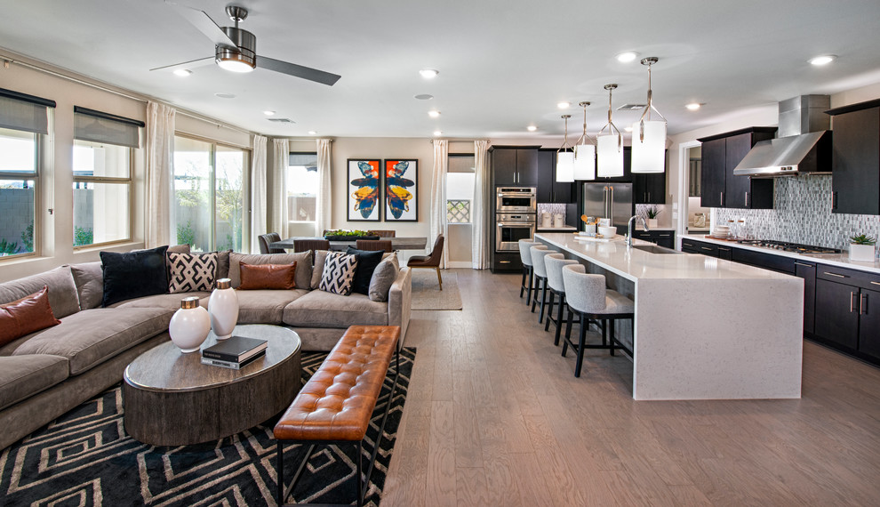Mittelgroßes, Offenes, Fernseherloses Modernes Wohnzimmer ohne Kamin mit grauer Wandfarbe, grauem Boden und hellem Holzboden in Phoenix