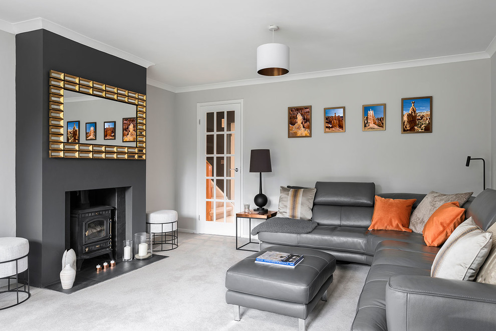 Mittelgroßes, Abgetrenntes Modernes Wohnzimmer mit grauer Wandfarbe, Teppichboden, Kaminofen und freistehendem TV in Berkshire