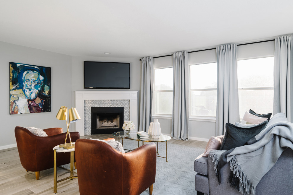 На фото: открытая гостиная комната среднего размера:: освещение в стиле модернизм с серыми стенами, полом из керамогранита, угловым камином, фасадом камина из камня и телевизором на стене