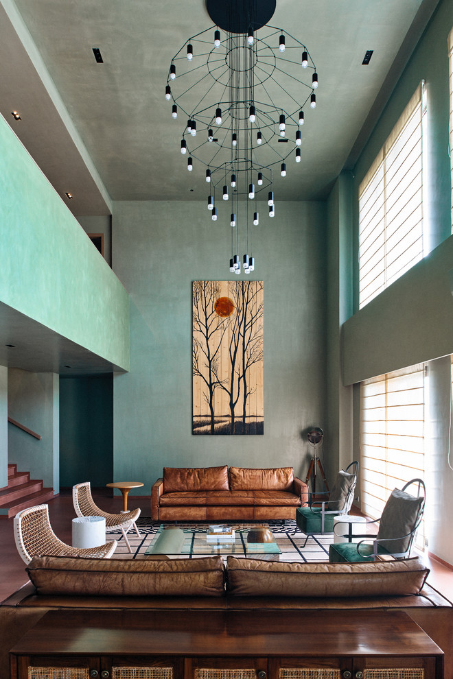 Großes, Repräsentatives, Offenes Modernes Wohnzimmer mit grüner Wandfarbe in Bangalore