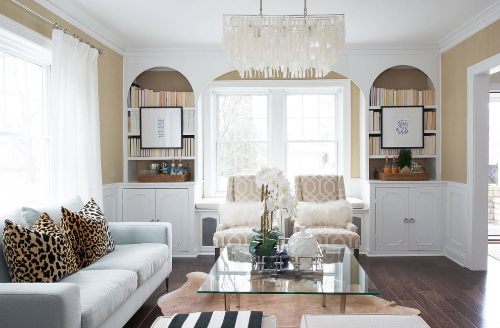 Стильный дизайн: парадная, изолированная гостиная комната среднего размера в стиле неоклассика (современная классика) с серыми стенами, темным паркетным полом и коричневым полом - последний тренд