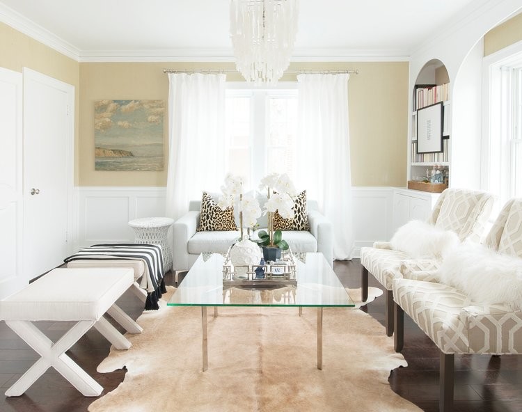 Foto di un soggiorno tradizionale di medie dimensioni e chiuso con sala formale, pareti grigie, parquet scuro e pavimento marrone