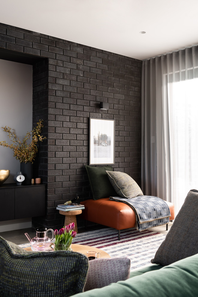Modelo de salón abierto actual de tamaño medio con paredes blancas, suelo de cemento, televisor colgado en la pared y suelo gris
