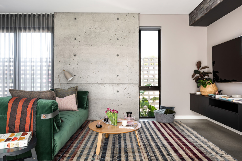 Mittelgroßes, Offenes Modernes Wohnzimmer mit weißer Wandfarbe, Betonboden, TV-Wand und grauem Boden in Perth