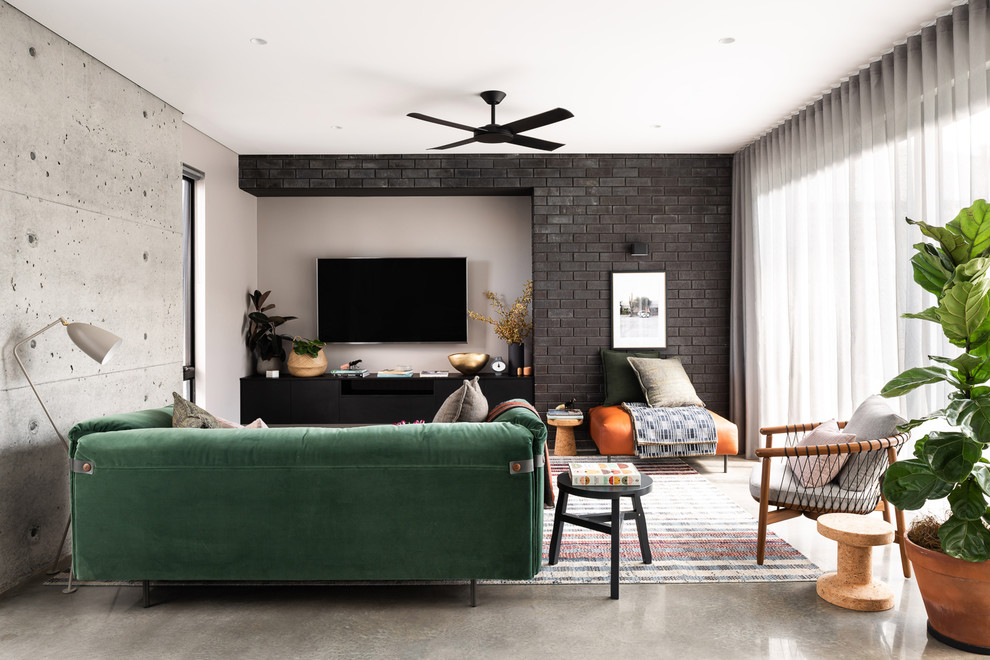 Пример оригинального дизайна: открытая, парадная гостиная комната среднего размера:: освещение в современном стиле с белыми стенами, бетонным полом, телевизором на стене и серым полом