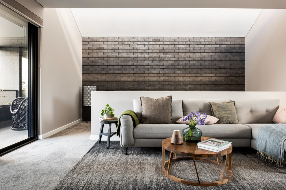 Mittelgroßes, Offenes Modernes Wohnzimmer mit weißer Wandfarbe, Teppichboden und grauem Boden in Perth