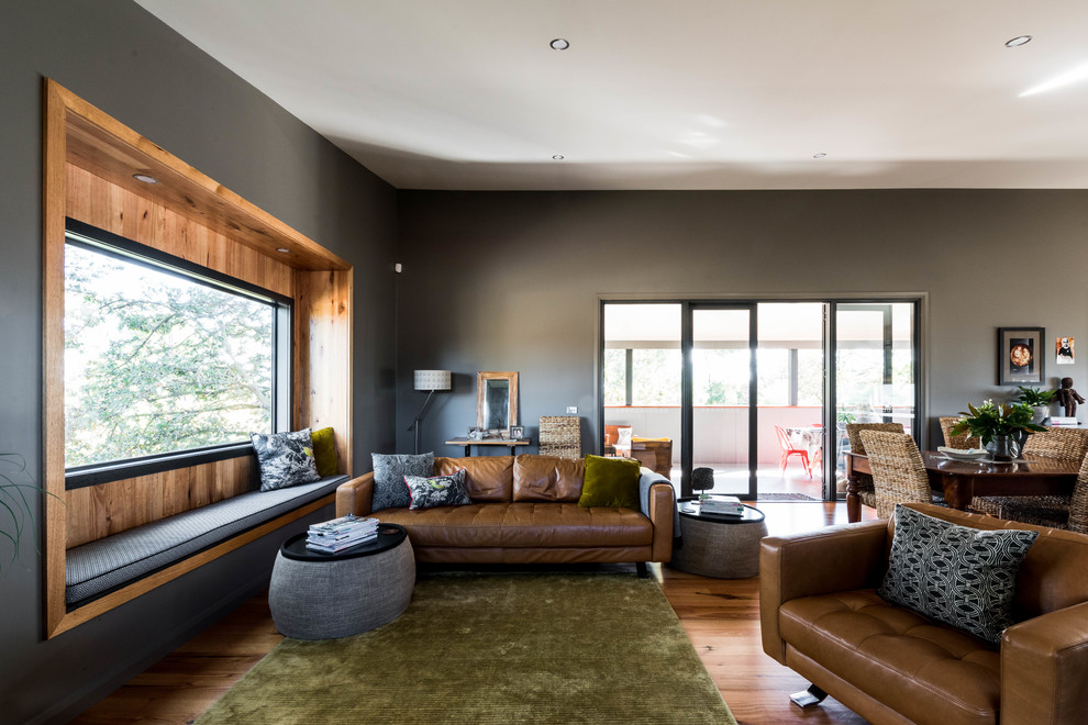 Идея дизайна: открытая, парадная гостиная комната среднего размера в современном стиле с серыми стенами, паркетным полом среднего тона, коричневым полом и эркером
