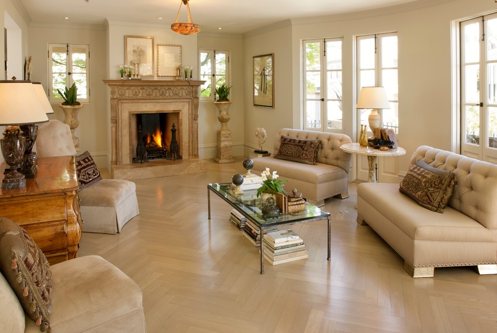 Imagen de salón clásico con paredes beige, suelo de madera clara y suelo beige