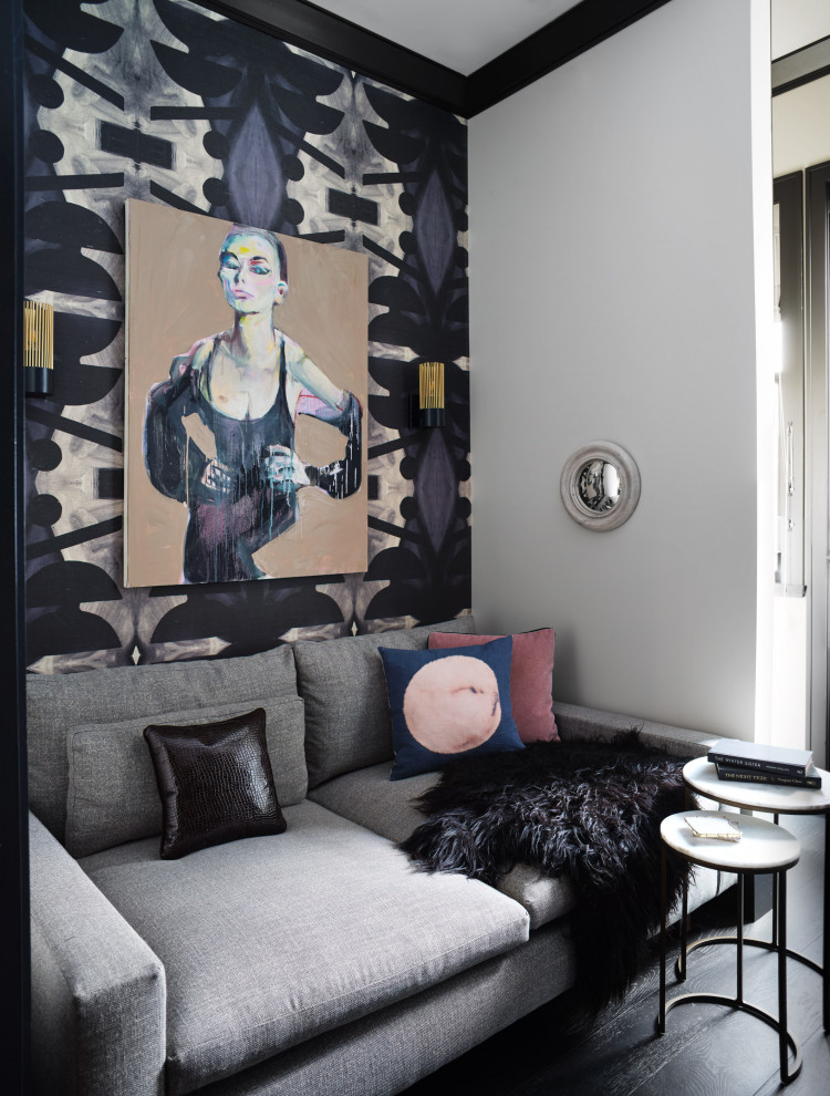 Стильный дизайн: открытая гостиная комната среднего размера в стиле фьюжн с черными стенами, темным паркетным полом, двусторонним камином, фасадом камина из камня и черным полом без телевизора - последний тренд