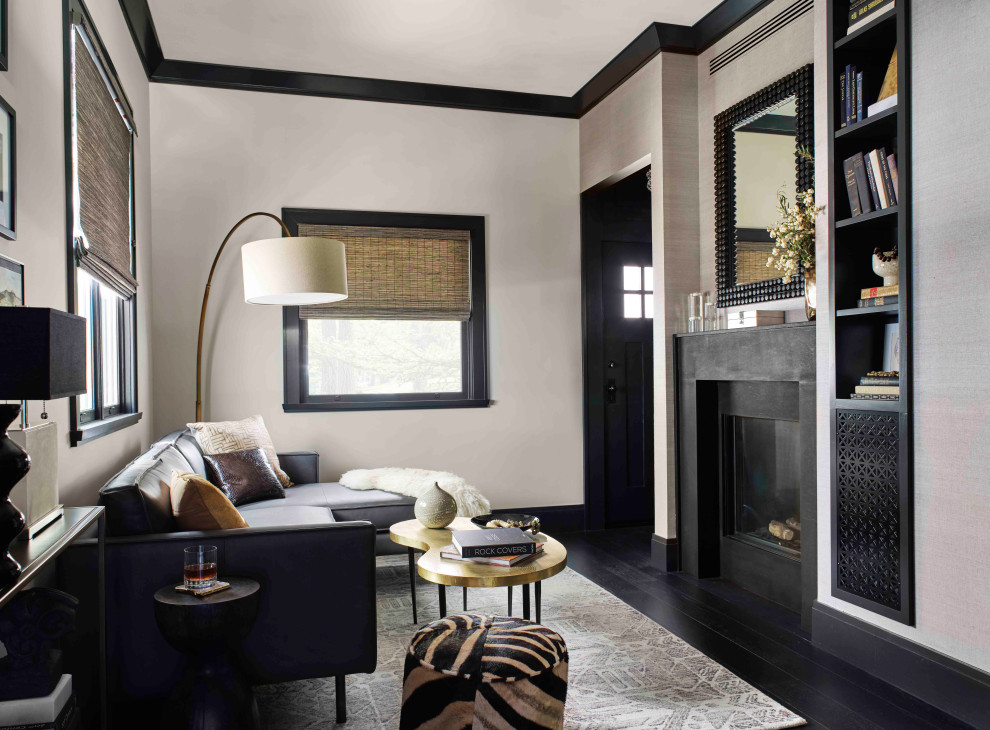Mittelgroßes, Fernseherloses, Offenes Modernes Wohnzimmer mit schwarzer Wandfarbe, dunklem Holzboden, Tunnelkamin, Kaminumrandung aus Stein und schwarzem Boden in San Francisco