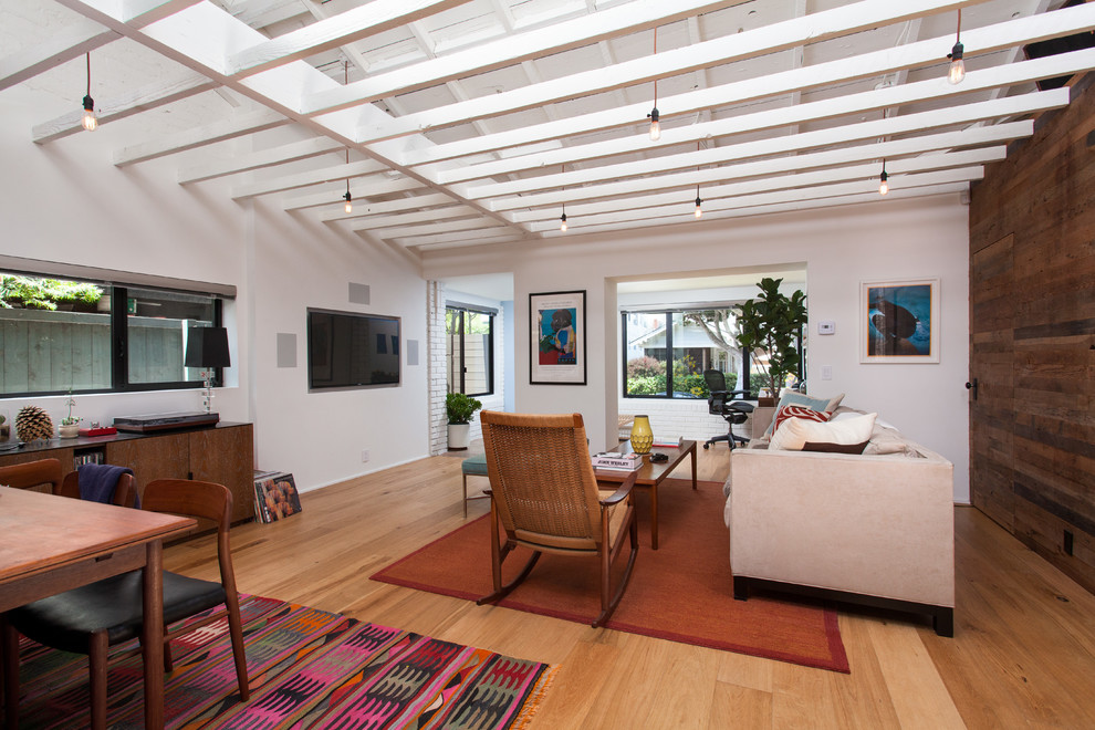 Идея дизайна: открытая гостиная комната среднего размера в современном стиле с белыми стенами, светлым паркетным полом и желтым полом без камина