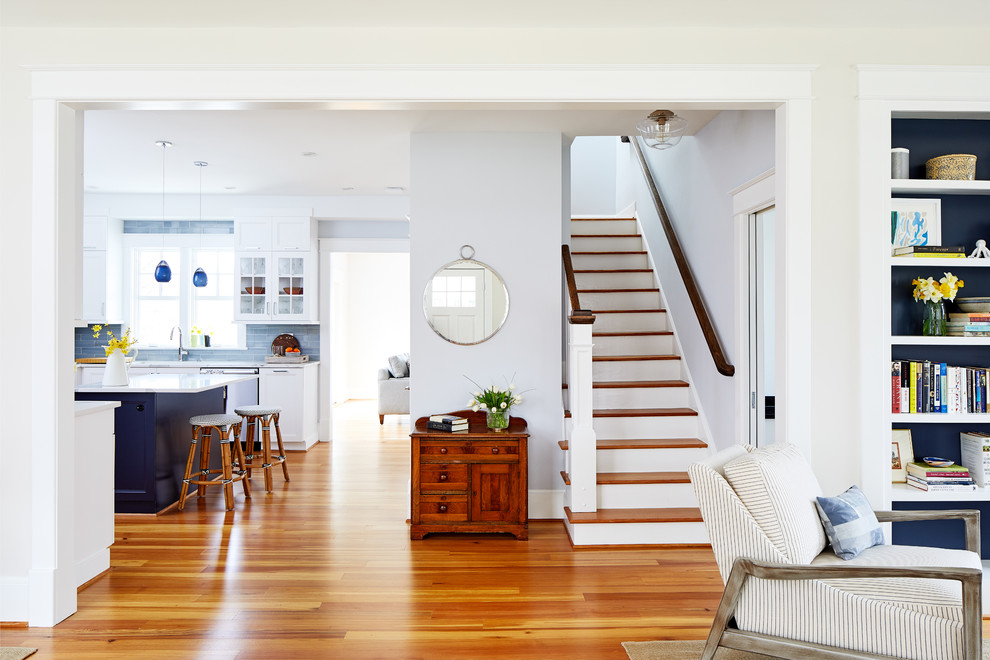 Mittelgroßes, Offenes Klassisches Wohnzimmer mit weißer Wandfarbe, braunem Holzboden, Kamin und Kaminumrandung aus Holz in Washington, D.C.