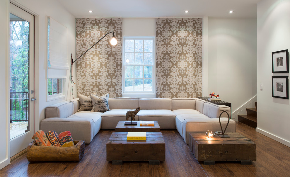 Idée de décoration pour un salon design avec un mur marron et un sol en bois brun.