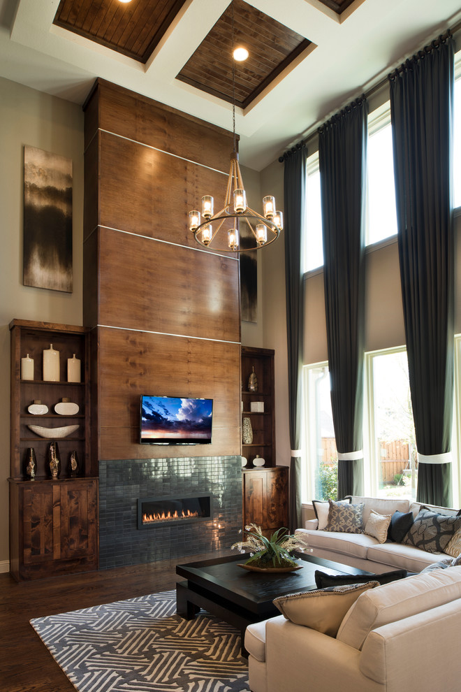 Modelo de salón abierto clásico renovado grande con paredes beige, suelo de madera en tonos medios, todas las chimeneas, marco de chimenea de baldosas y/o azulejos y televisor colgado en la pared