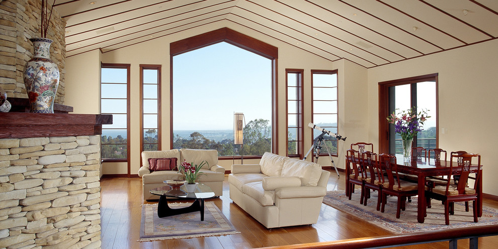 Offenes Asiatisches Wohnzimmer mit braunem Holzboden und Steinwänden in Santa Barbara