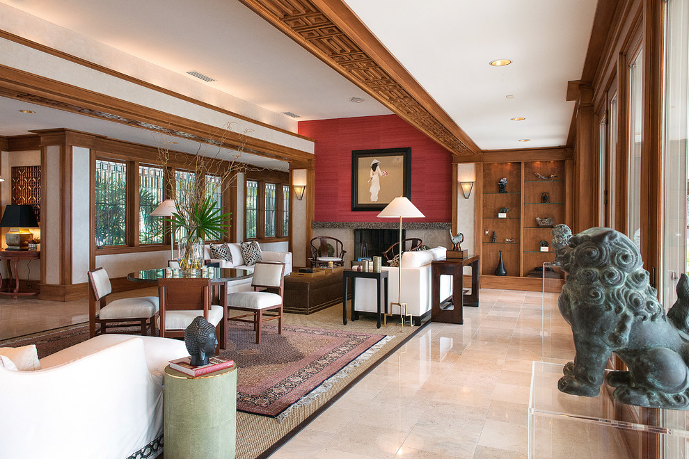 Aménagement d'un grand salon asiatique ouvert avec une salle de réception, une cheminée standard et éclairage.