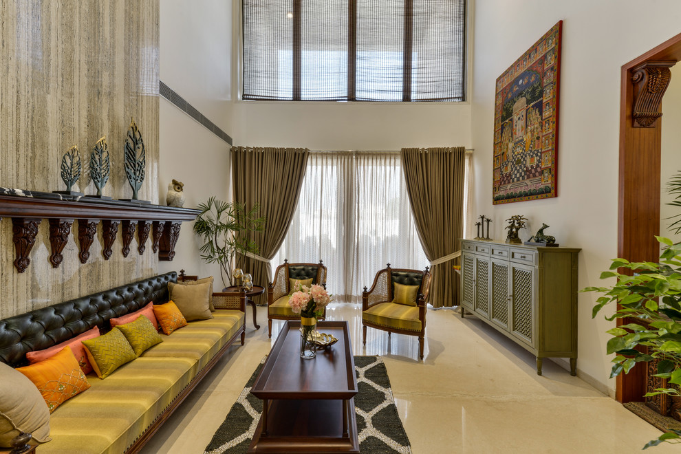 Imagen de sala de estar asiática de tamaño medio con paredes blancas, suelo beige y alfombra