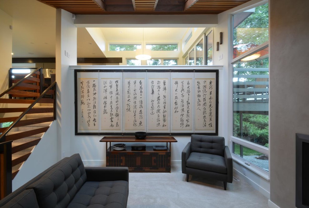 Cette photo montre un salon asiatique de taille moyenne et ouvert avec une salle de réception, un mur blanc, une cheminée standard, un manteau de cheminée en béton et moquette.