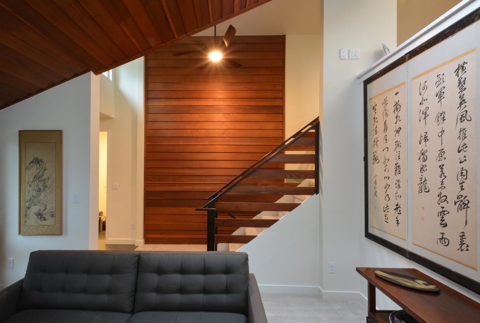 Mittelgroßes, Offenes, Repräsentatives Asiatisches Wohnzimmer mit weißer Wandfarbe, Kamin, Kaminumrandung aus Beton und Teppichboden in Denver